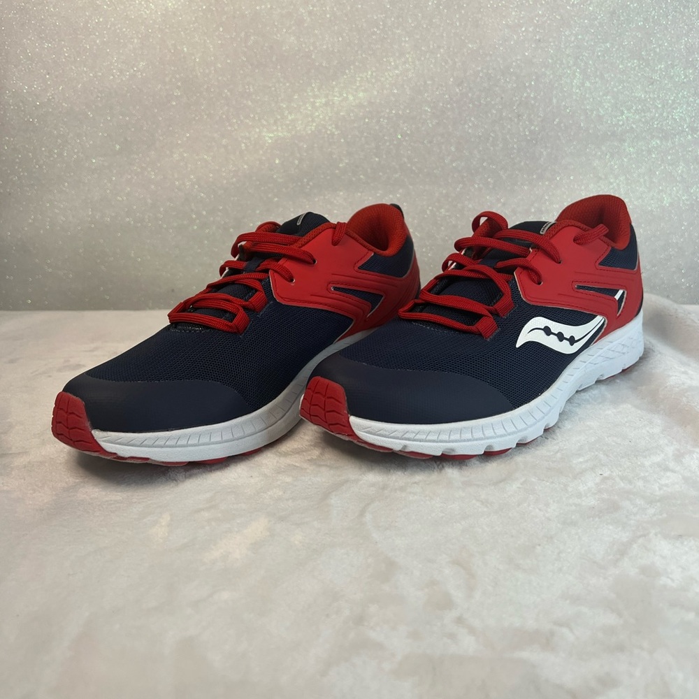 Saucony size 6 in men or size 8 in woman brand new